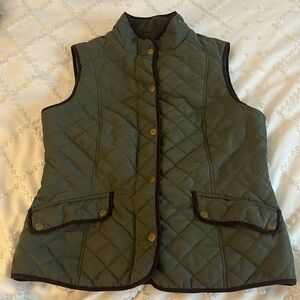 Bass army green quilted vest in size small